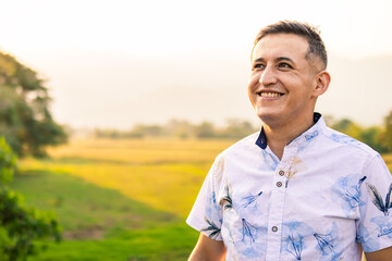 Sonrisa Colombiana: Hombre latino disfrutando del paisaje y la felicidad