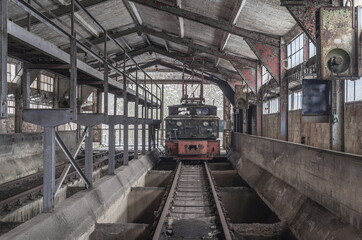 Obraz na płótnie Canvas Opuszczona lokomotywa w elektrowni... 