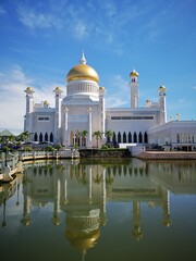 Fototapeta na wymiar Sultan Omar Ali Saifuddin Mosque, Bandar Seri Begawan, Brunei