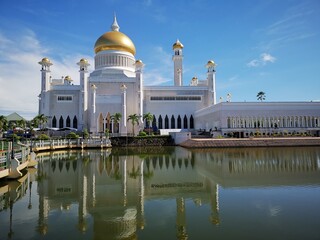 Fototapeta na wymiar Sultan Omar Ali Saifuddin Mosque, Bandar Seri Begawan, Brunei