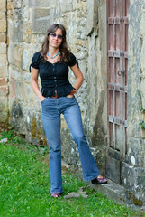 Modella posa con abiti estivi