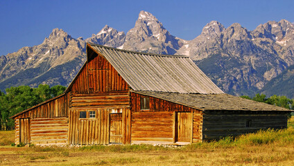 Fototapeta na wymiar Old barn in the mountains
