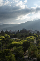 Fototapeta na wymiar Parque La Carolina en la Ciudad de Quito día nublado pero con sol característico del clima de Quito 
