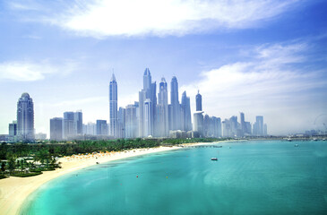 Naklejka premium Dubai marina view with white sand beaches and skyscrapers