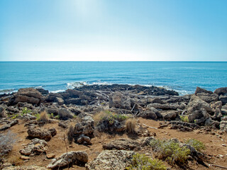 Costa rocciosa del Mar Mediterraneo sull'Eloro in Sicilia