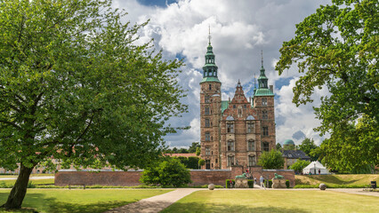 Das Schloss Rosenborg in Kopenhagen mit seinem tollen Rosengarten ist immer 