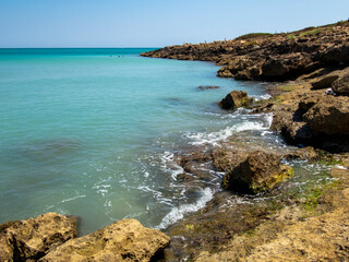Costa rocciosa del Mar Mediterraneo sull'Eloro in Sicilia