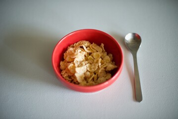 赤い器に入れたコーンフレーク