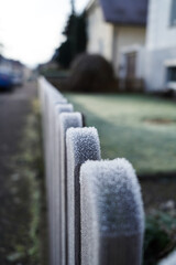 Raureif auf Vorgarten Zaun
