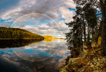 Voller Regenbogen über See
