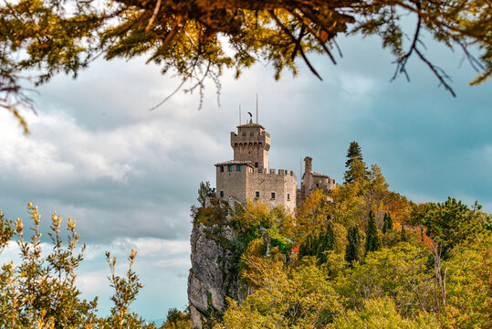 Rocca cesta, einer der 3 T&uuml;rme auf dem Monte Titano in der &auml;ltesten bestehenden Republik der Welt (San Marino) fotografiert vom Rocca o Guaita oder auch Prima Torre