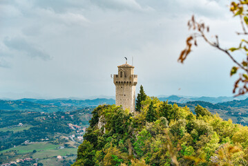 Fototapeta na wymiar Rocca montale, einer der 3 Türme auf dem Monte Titano in der ältesten bestehenden Republik der Welt (San Marino)