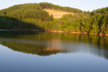 春の晴れた夕暮れの湖

