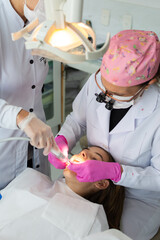 Menina em tratamento dentário