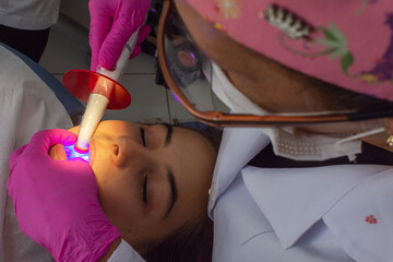 Menina adolescente no dentista em tratamento