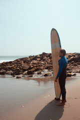 Fototapeta na wymiar surfer getting ready to enter the sea