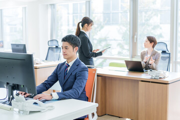 オフィスで働くビジネスパーソン