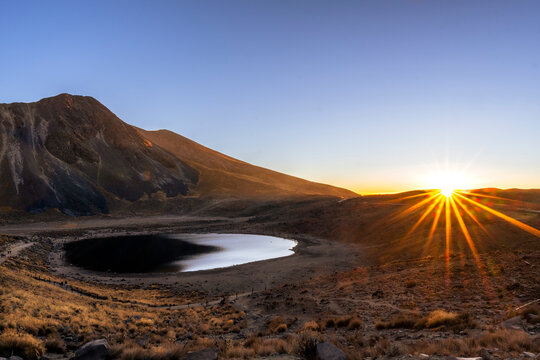 hermoso amanecer en las monta&ntilde;as del nevado de toluca en m&eacute;xico