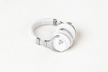 Studio headphones big wireless white Bluetooth noise cancelling