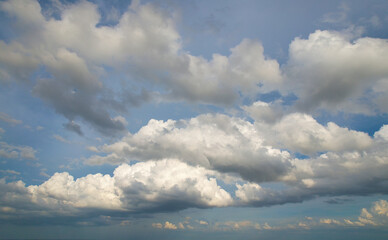 Fototapeta na wymiar background of afternoon sky with gray clouds.