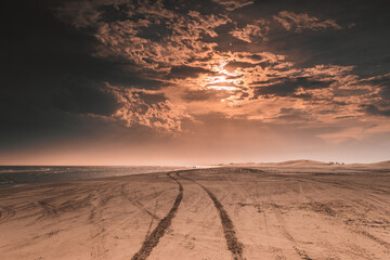 Pôr do sol na praia com céu maravilhoso