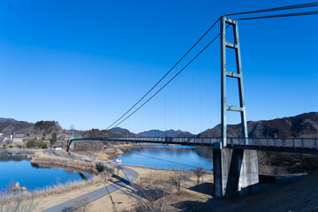 冬の宮ヶ瀬湖　吊り橋と青空　神奈川県