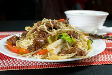 Stir-fried noodle with beef and wuantan soup