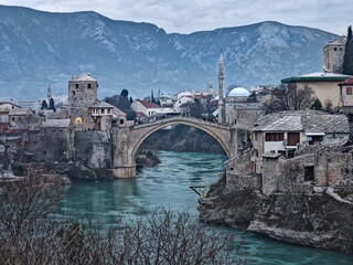 Famoso puente de Mostar en Bosnia Herzegovina, antigua Yugoslavia - obrazy, fototapety, plakaty