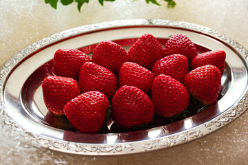 皿のうえのイチゴ(2)