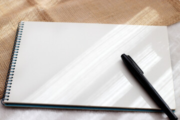 コピースペースのあるスケッチブックとサインペン