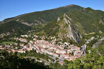 Serres dominé par le Fontarache, vu depuis le sentier de l'Arambre