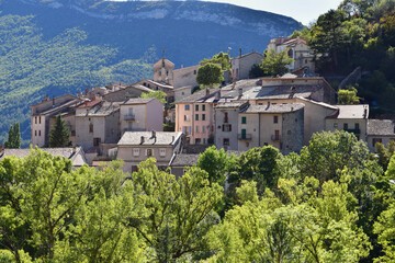 Serres, vu depuis la rive gauche du Buëch