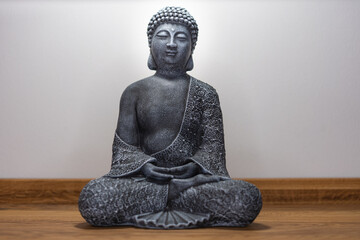 Frontalansicht einer steinernen Buddha-Statue