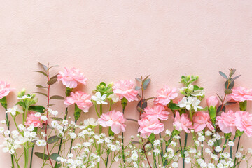 ピンクのカーネーションと春の花のフレーム