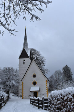 Verschneite Kirche von Brannenburg in Oberbayern