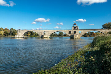 Pont Saint Bénézet  à Avignon dans le Vaucluse à l' automne , France