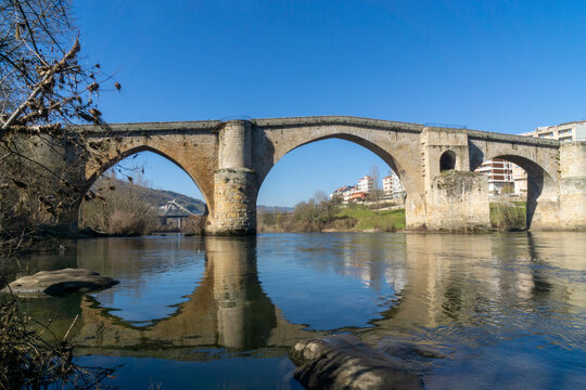 Puente romano de Ourense (siglo I dC), sobre el r&iacute;o Mi&ntilde;o. Durante el siglo XII el arco principal del puente cedi&oacute;, dando lugar a un sinf&iacute;n de reparaciones. Galicia, Espa&ntilde;a.
