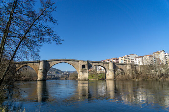 Puente romano de Ourense (siglo I dC), sobre el r&iacute;o Mi&ntilde;o. Durante el siglo XII el arco principal del puente cedi&oacute;, dando lugar a un sinf&iacute;n de reparaciones. Galicia, Espa&ntilde;a.