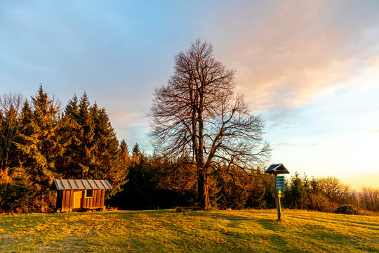 Sonnenuntergangsfeeling auf dem Hausberg von K&uuml;hndorf - dem Dolmar - Th&uuml;ringen - Deutschland