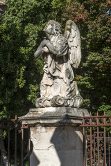 Fototapeta na wymiar Statue à Avignon dans le Vaucluse à l' automne , France