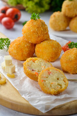 Macaroni Balls baked with melted cheese

