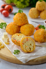 Macaroni Balls baked with melted cheese
