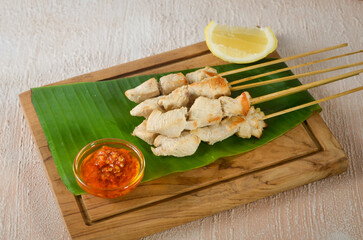 Sate taichan is a variation of chicken satay grilled and served without peanut or ketchup seasoning unlike other satays.
