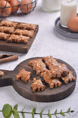 Jan Hagel Cookies (pronounced Yahn Hahgel, sometimes written as Janhagel) are delicious shortbread cookies spiced with cinnamon, topped with almonds and pearl sugar. 
