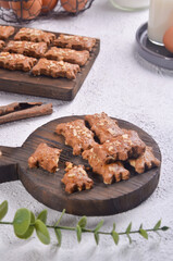 Jan Hagel Cookies (pronounced Yahn Hahgel, sometimes written as Janhagel) are delicious shortbread cookies spiced with cinnamon, topped with almonds and pearl sugar. 
