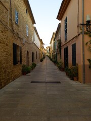 Fototapeta na wymiar calle del pueblo de alcudia en mallorca