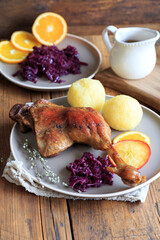 Gans mit Knödeln und Rotkohl
