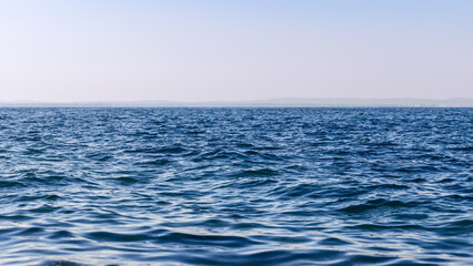 Naklejka premium Relief waves at sunset in Lake Garda in Italy (selective focus)