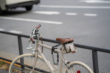 Fototapeta premium 都会をおしゃれな自転車で移動