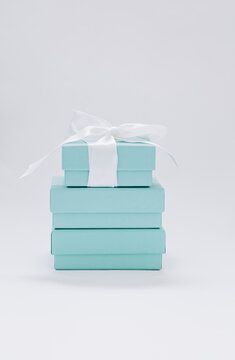 Tiffany box, put on each other, the upper box tied with silk ribbon.